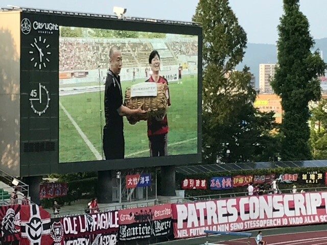 米俵贈呈シーン、このあとファジアーノ岡山・木村社長はわりと軽々と米俵を持って引き上げたのは内緒